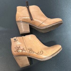 Bussola women’s pointed toe zip up Tan Ankle Boots with Embroidery size 8